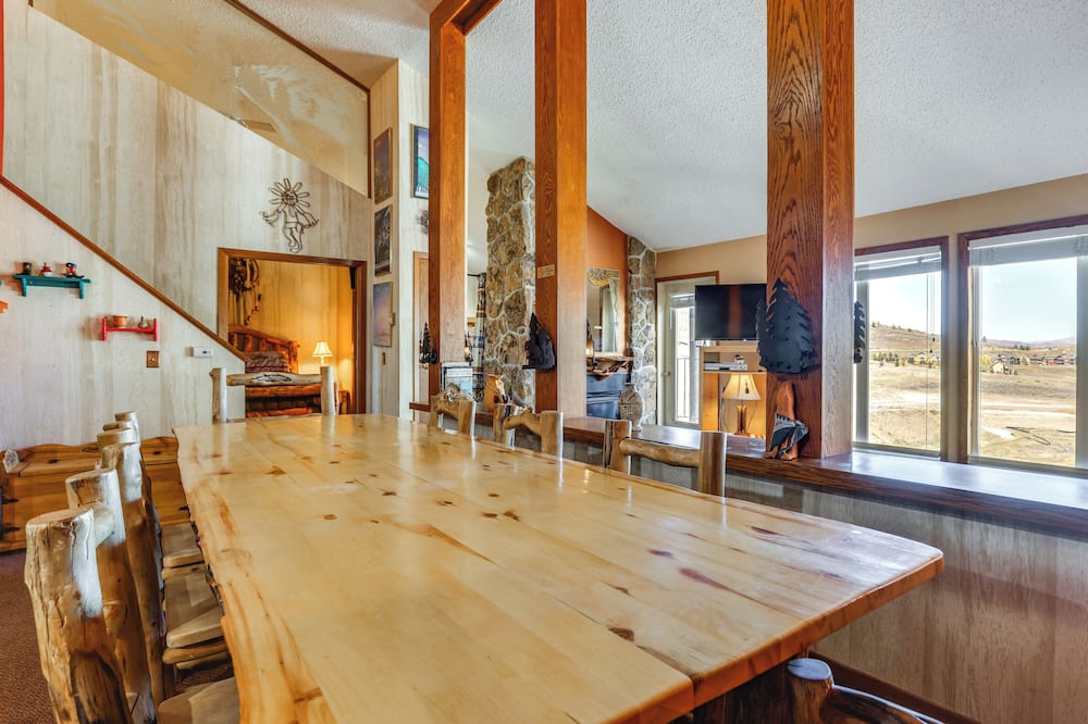 Walk to Ski Lift & Hiking: Granby Ranch Condo!
