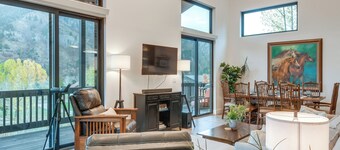 Mountain-view Home Near Hiking in Alpine!