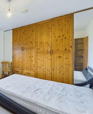 3 bedrooms, iron/ironing board, bed sheets