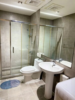 Family Apartment, Balcony, City View | Bathroom - 2 bedroom with 2 Balconies Skyline View (Makati)