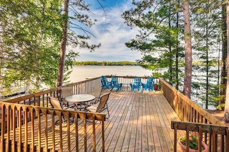 Fachada de la propiedad. Lake Tomahawk Fall Retreat w/ Foliage & Lake Views