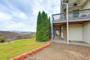 Interior - Near Hikes & Waterfalls: Smokey Mtn-view Haven! (Franklin)