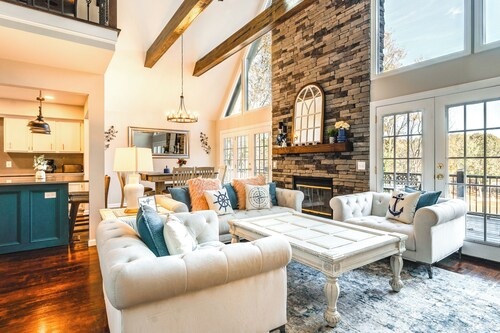 Dock & Hot Tub at High Rock Lake Retreat