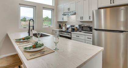 Wineries & Farm Fresh Harvest: Chic Palisade Gem!