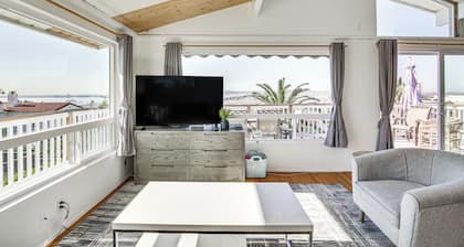 3 Mi to Balboa Park: Water-view Condo w/ Balcony