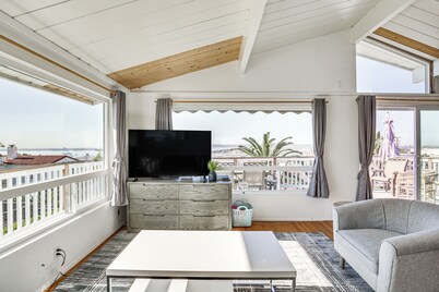 3 Mi to Balboa Park: Water-view Condo w/ Balcony