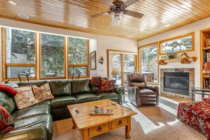 テレビ、暖炉、書斎 / ワークスペース