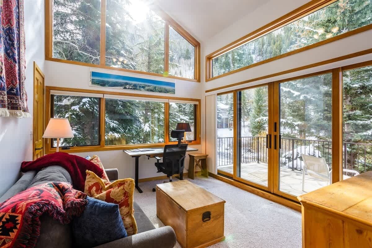 Televisión, chimenea y oficina 