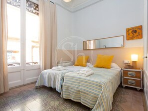 4 bedrooms, iron/ironing board, WiFi, bed sheets - Apartment for 8 in Gracia (Barcelona)