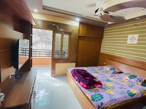 4 bedrooms, iron/ironing board, WiFi