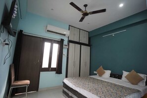 4 bedrooms, iron/ironing board, WiFi