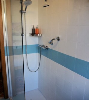 Dusche, Haartrockner, Bidet, Handtücher