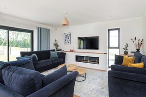 TV, fireplace - Bluebell Barn - Cookswood (Somerset)