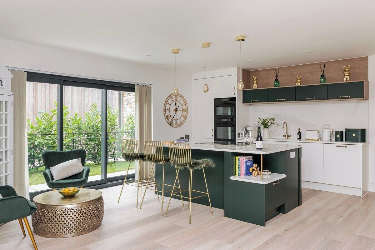 Fridge, oven, stovetop, dishwasher