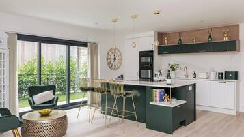 Fridge, oven, stovetop, dishwasher