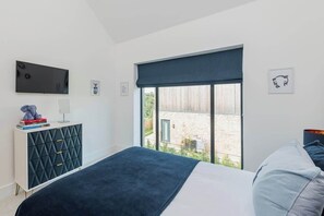 Unclassified image, 5 of 48, button