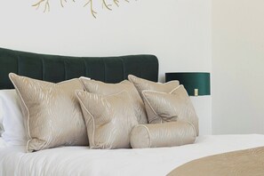 4 bedrooms, iron/ironing board, WiFi, bed sheets - Gable View (Somerset)