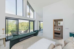 4 bedrooms, iron/ironing board, travel crib, WiFi - Gable View (Somerset)