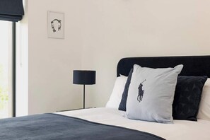 4 bedrooms, iron/ironing board, travel crib, WiFi - Gable View (Somerset)