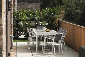 Outdoor dining - Gable View (Somerset)