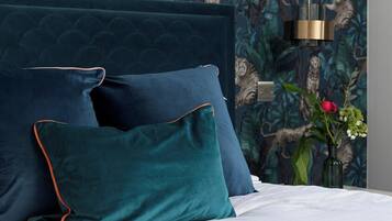 4 bedrooms, iron/ironing board, WiFi, bed sheets