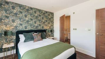 4 bedrooms, desk, iron/ironing board, travel crib