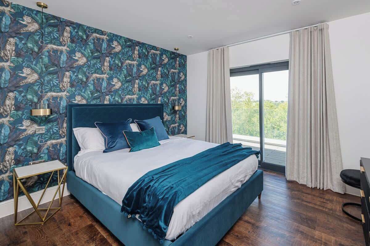 4 bedrooms, desk, iron/ironing board, travel cot