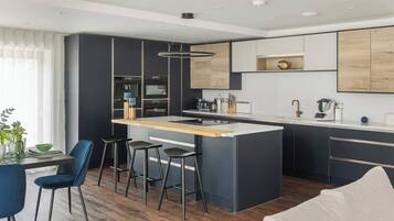Coffee/tea maker, fridge, microwave, oven