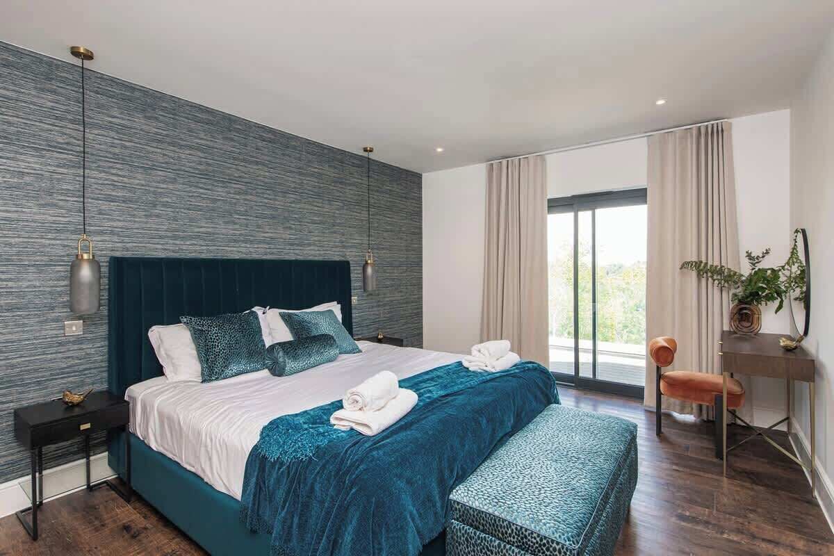 4 bedrooms, desk, iron/ironing board, travel crib