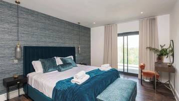 4 bedrooms, desk, iron/ironing board, travel crib