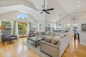 Télévision, cheminée, baby-foot, espaces bureaux