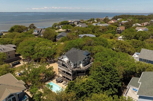 Oceanside Duck Retreat w Pool, Spa, Mins to Beach!