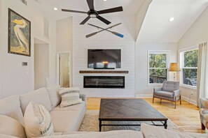 Televisión, chimenea, futbolito y oficina 