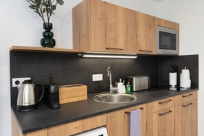 Kühlschrank, Mikrowelle, Herdplatte, Geschirrspüler