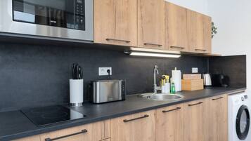 Fridge, microwave, stovetop, dishwasher