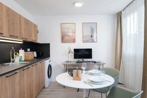 Geladeira, micro-ondas, cooktop, lava-louças