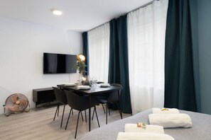 1 Schlafzimmer, Schreibtisch, Bügeleisen/Bügelbrett, Reisekinderbett