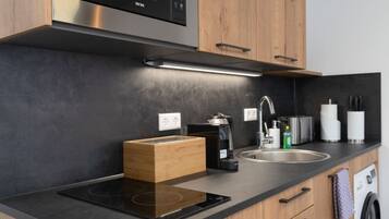 Jääkaappi, mikroaaltouuni, liesi, astianpesukone