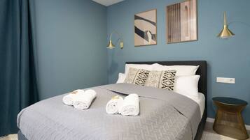 1 sovrum, skrivbord, strykjÀrn/strykbrÀda och resesÀng