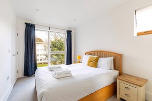 Exterior - Chic Crystal Palace Flat with Balcony & Workspace (London)