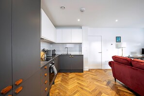 Apartment | Private kitchen - Chic Crystal Palace Flat with Balcony & Workspace (London)