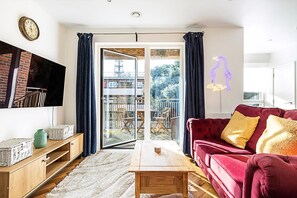 Exterior - Chic Crystal Palace Flat with Balcony & Workspace (London)