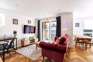 Apartment | Living room - Chic Crystal Palace Flat with Balcony & Workspace (London)