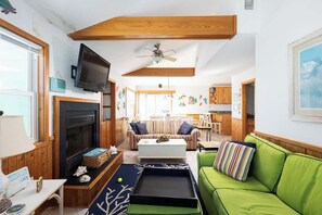 TV - 1 min Walk to the Beach with Pool and Hot Tub! (Corolla)