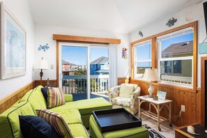 TV - 1 min Walk to the Beach with Pool and Hot Tub! (Corolla)