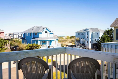 1 min Walk to the Beach with Pool and Hot Tub!