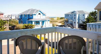 1 min Walk to the Beach with Pool and Hot Tub!