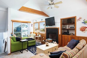 TV - 1 min Walk to the Beach with Pool and Hot Tub! (Corolla)