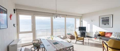 2 bedrooms, desk, Internet