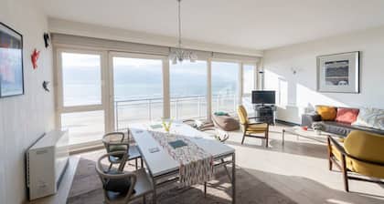 Seaview Apartment on the Beach - Free Parking